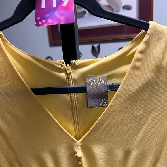 NWIT Taylor V-Neck Yellow Short Dress Size 2 #119 - Picture 3 of 7